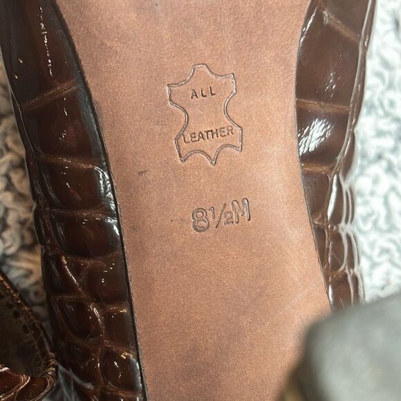 j VINCENT 8.5 Preppy Brown Patent Leather Chain Detail Block Heel w/Gold Trim - Picture 5 of 12